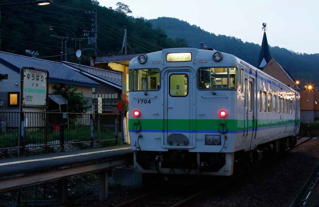 19時20分、終着駅・夕張に到着した下り最終列車の2633D。わずか8分間の停車で上り最終の追分行きとして折り返す